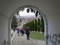 Sfntu Gheorghe: Blick aus dem Torbogen der Kirche auf die Stadt