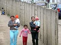 Sfntu Gheorghe: Die Mauer zwischen Roma-Siedlung und Plattenbauten