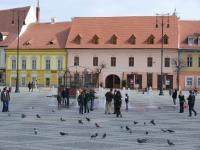 Huser und Brunnen am Piaţa Mare