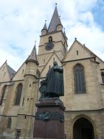 Evangelische Stadtkirche: Bronze-Denkmal des Bischofs Teutsch, 1899. Teutsch wurde 1817 in Schburg, heute Sighisoara, geboren und starb 1893 in Hermannstadt. Er gilt als Reformer der lutherischen Kirche der Siebenbrger Sachsen. -  Lothar Jaehn