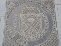 Kanaldeckel mit dem Wappen von Hermannstadt