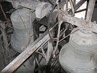 Evangelische Stadtkirche: Blick auf den 1910 erneuerten 'eisernen Glockenstuhl' und die Glocken