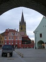 Blick auf die Stadtkirche und Luxemburghaus (es wurde mit Hilfe von Luxemburg restauriert)