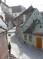 Strae unterhalb der Stadtkirche mit Sttzpfeilern