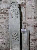 Alte Grabsteine mit Zunftzeichen in der Asylkirche