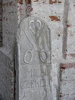 Alter Grabstein mit Zunftzeichen (Schneider) in der Asylkirche