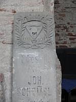 Alter Grabstein mit Zunftzeichen (Hutmacher) in der Asylkirche