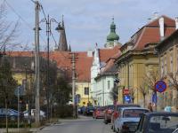 Die Trme der Stadtkirche und der Katholischen Kirche berragen alle Gebude