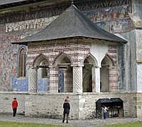 Kloster Suceviţa: Eingang zur Vorhalle, Nordseite; ganz oben die hellen Bilder stellen Szenen aus der Genesis dar.