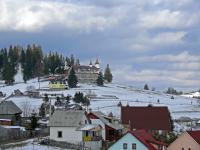 Landschaft Nhe des Tihuta-Passes: Neues Kloster