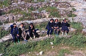 Anamur: antike Stadt Anemurion - Schulkinder im Odeon tuerkei1988_529
