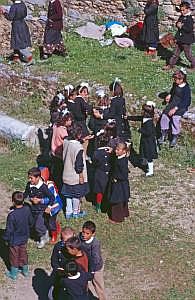 Anamur: antike Stadt Anemurion - Schulkinder im Odeon tuerkei1988_530
