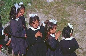 Anamur: antike Stadt Anemurion - Schulkinder im Odeon tuerkei1988_533