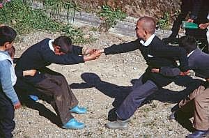 Anamur: antike Stadt Anemurion - Schulkinder im Odeon tuerkei1988_534