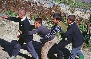 Anamur: antike Stadt Anemurion - Schulkinder im Odeon tuerkei1988_535