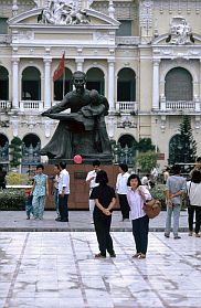 Saigon: Denkmal vor dem Rathaus