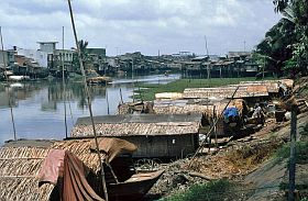 Saigon: Hausboote in einem Seitenkanal des Saigon-Flusses