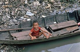 Saigon: Kind im Boot