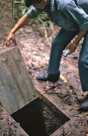 Cu Chi: gut getarnter Eingang in die Tunnel