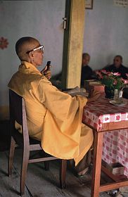 My Tho: Vinh Trang Pagode, Mönche beim Studium