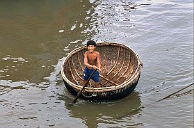 Nha Trang: Junge im Korbboot