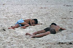 Nha Trang: 2 schlafende Jungen am Strand