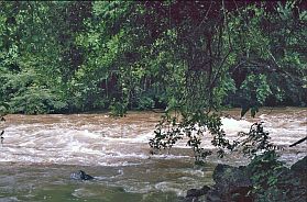 Fluss vom Wasserfall Dray Sap
