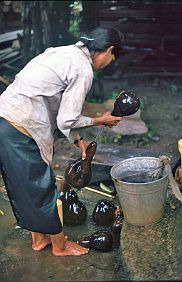 Ede-Dorf Tom Tua: Wasserholen in Kalebassen