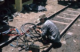 Da Nang: Fahrradreparatur auf den Eisenbahnschinen