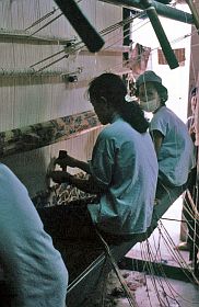 Da Nang: Teppichfabrik - Frauen beim Knpfen