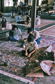 Da Nang: Teppichfabrik - letzte Feinarbeit