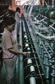 Da Nang: Teppichfabrik - Fadenwickelmaschine