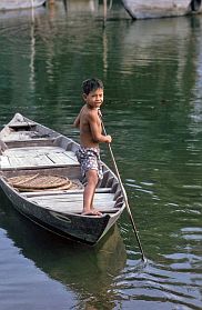 Hoi An: Am Thu Bon Fluss - Junge im Boot