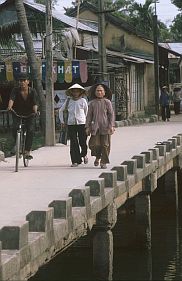 Hoi An: Brcke mit zwei Frauen und Fahrrad
