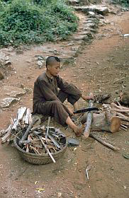 Marmorberge bei Da Nang: Ein Novize hackt Holz