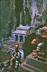 Marmorberge bei Da Nang: Grotte mit Statuen