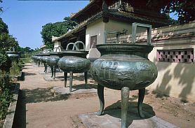 Hue-Kaiserstadt: Dynastische Urnen Cuu Dinh vor dem Tempel The Mieu