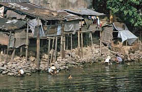 Hue: Häuser direkt am Fluss