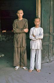 Hue-Kloster Tien Mun: Novizen vor der Klosterküche