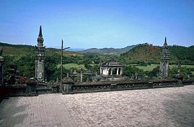 Hue: Blick in die Landschaft vom Kaisergrab Khai Dinh