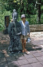Hue: Grab des Kaisers Tu Duc - Figur und Junge mit Teekanne