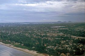 Blick auf Danang vom Flugzeug; im Hintergrund die Marmorberge