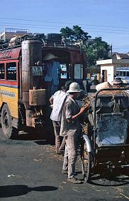 Da Nang: Bus mit Holzvergaser