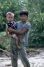Bootsanleger bei Ban Viet: Kinder