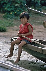 Bootsanleger bei Ban Viet: Kind und Boot