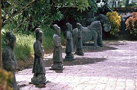 Hue: Grabanlage des Minh Mang - Figurengruppe