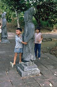 Hue: Grabanlage des Minh Mang - Figuren mit Kindern