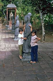 Hue: Grabanlage des Minh Mang - Figuren mit Kindern