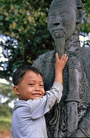 Hue: Grabanlage des Minh Mang - Junge krault den Bart einer Figur