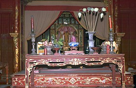 Hue: Grabanlage des Minh Mang - Tempel innen